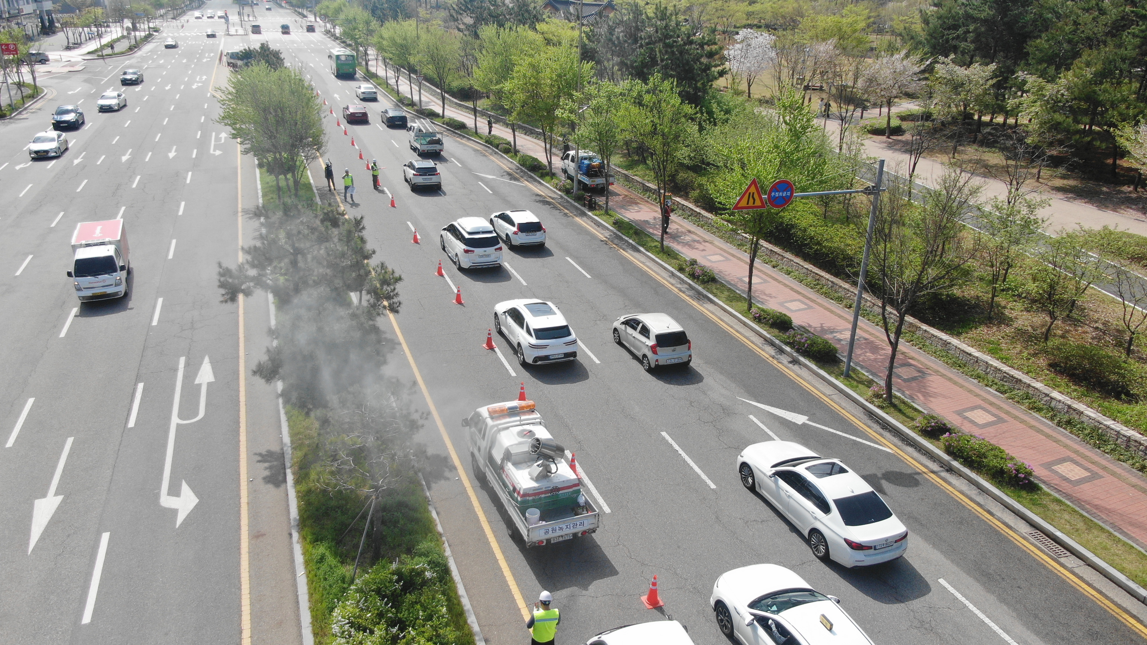 연수구는 송도동 내 수목 관리를 위해 지난 21일 연수구시설안전관리공단과 합동 방제작업을 진행했다